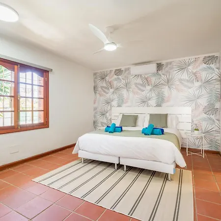 Horská chata In Maspalomas With Heated Pool